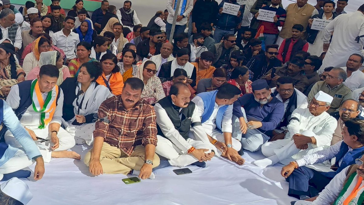 भारत जोड़ो न्याय यात्रा पर हुए हमले के विरोध में भोपाल में मौन धरना प्रदर्शन भारत जोड़ो न्याय यात्रा पर हुए हमले के विरोध में भोपाल में मौन धरना प्रदर्शन