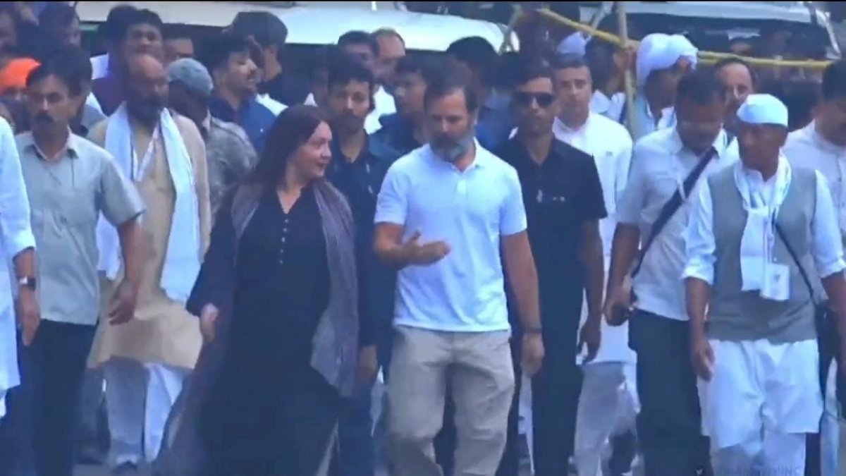 बॉलीवुड अभिनेत्री पूजा भट्ट भारत जोडो यात्रा का हिस्सा बनी