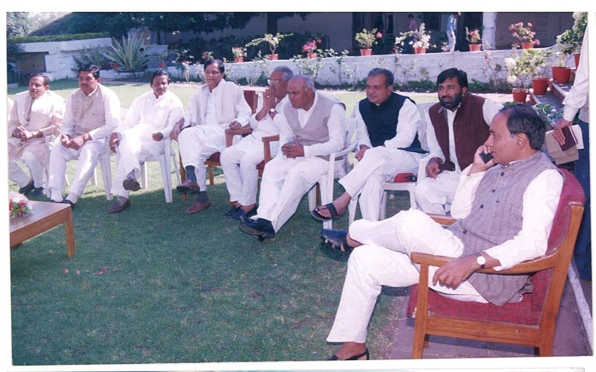 मुख्यमंत्री काल में कैबिनेट के साथियों के साथ मंत्रणा करते हुए