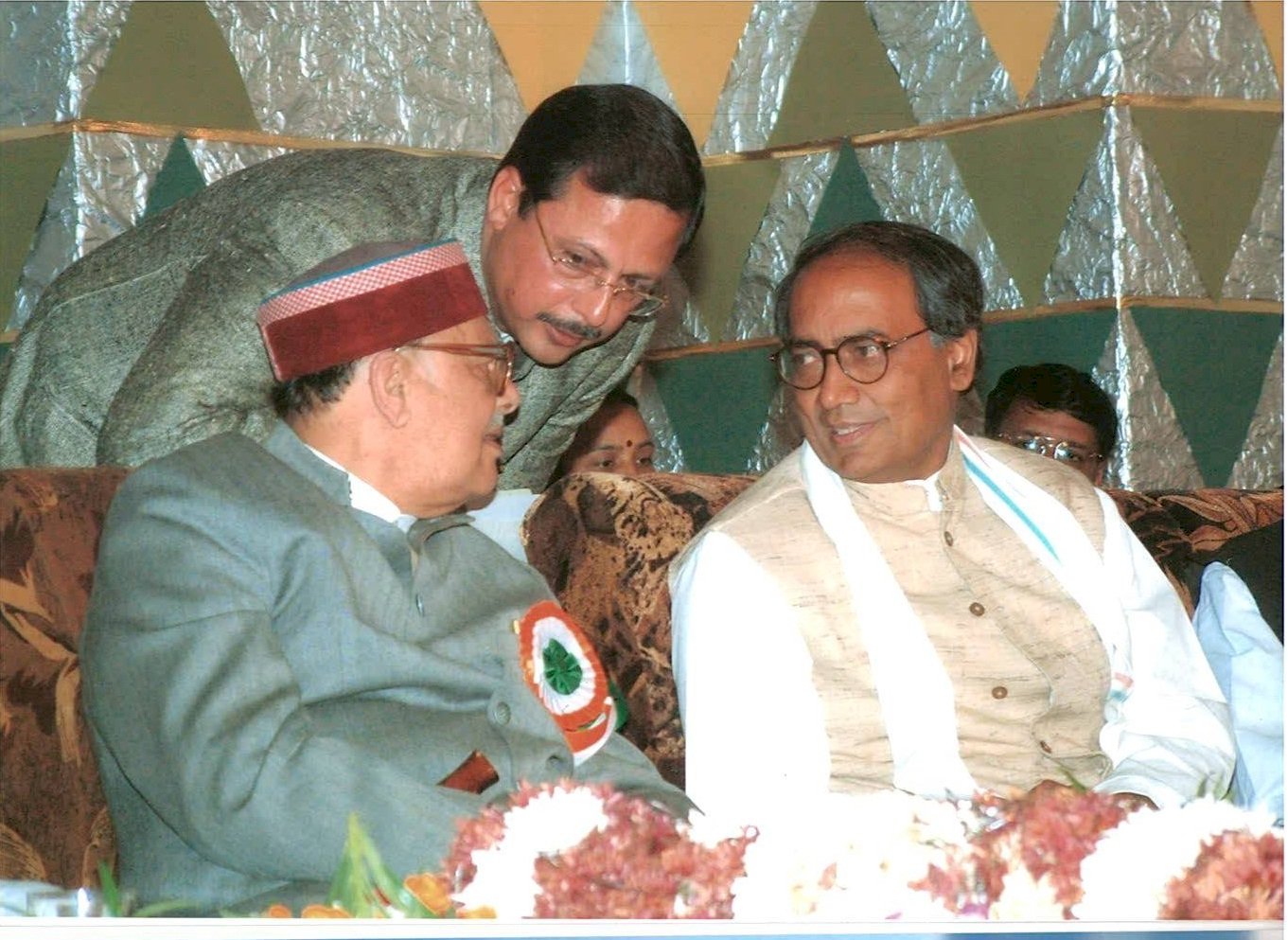 अविभाजित मध्य प्रदेश के मुख्यमंत्री रहे अर्जुन सिंह के साथ दिग्विजय सिंह
