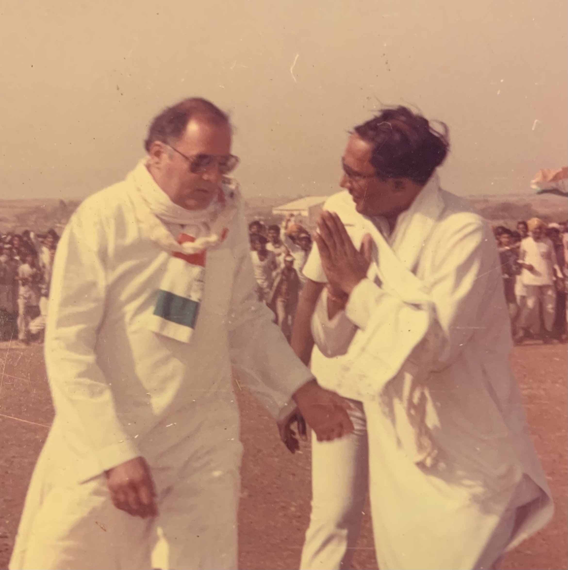 राजगढ़ के दौरे पर राजीव गांधी का स्वागत करते तत्कालीन प्रदेश अध्यक्ष दिग्विजय सिंह