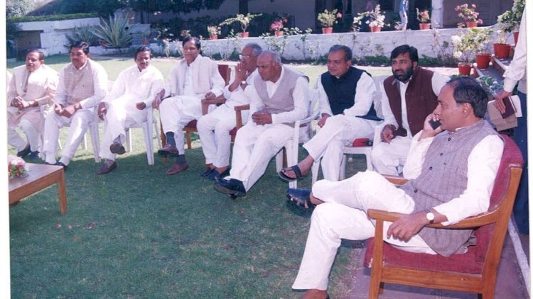 मुख्यमंत्री काल में कैबिनेट के साथियों के साथ मंत्रणा करते हुए