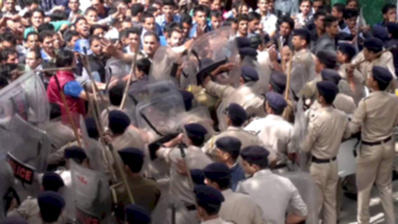 04 अप्रैल 1994 स्थगन प्रस्ताव-भारतीय जनता युवा मोर्चा के प्रदर्शनकारियों पर पुलिस द्वारा लाठी चार्ज