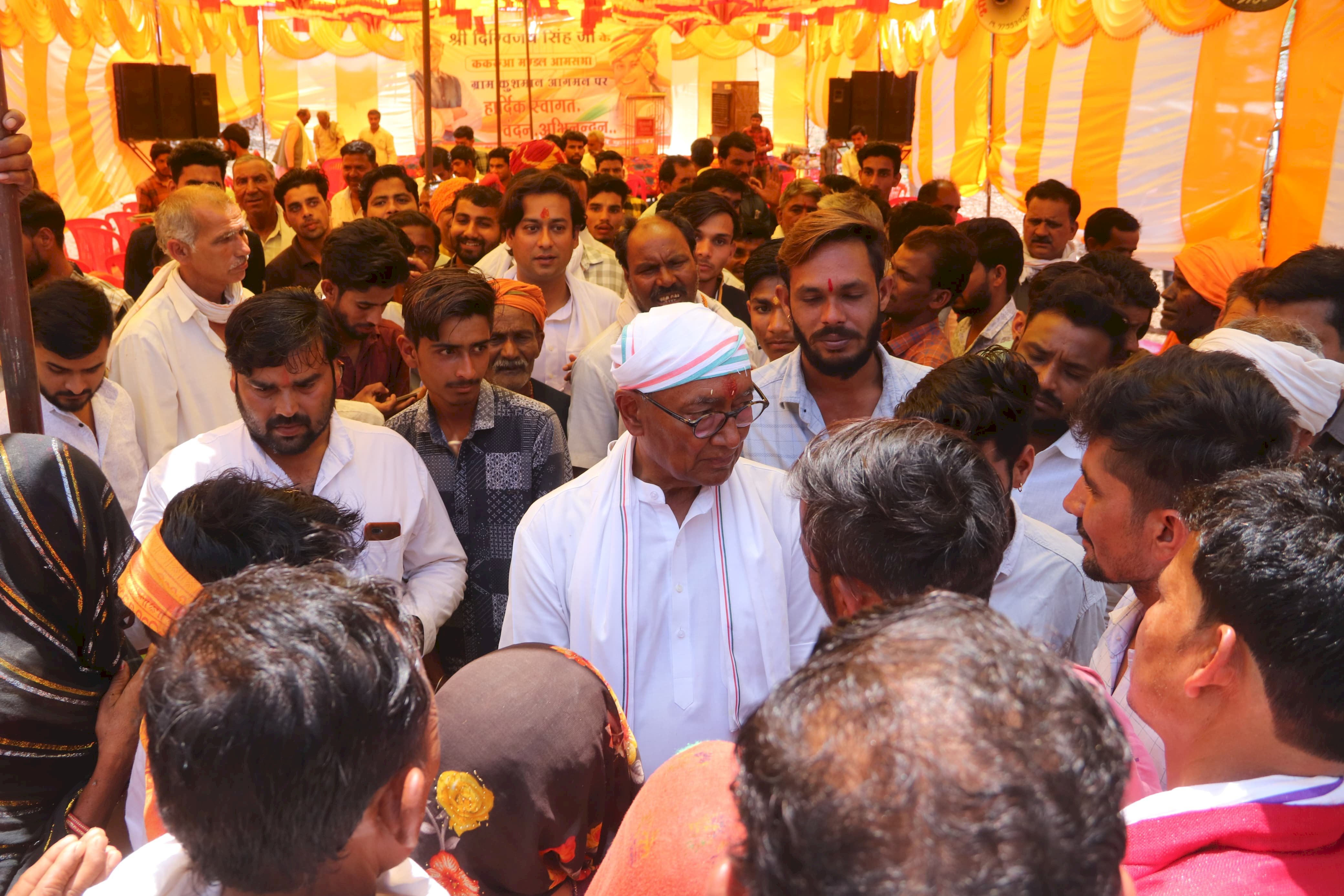 आज दिनाँक 14 अप्रेल को मध्य प्रदेश के पूर्व सीएम व राजगढ़ लोकसभा प्रत्याशी दिग्विजय सिंह जी नुक्कड़ सभा को संबोधित करते हुए आज दिनाँक 14 अप्रेल को मध्य प्रदेश के पूर्व सीएम व राजगढ़ लोकसभा प्रत्याशी दिग्विजय सिंह जी नुक्कड़ सभा को संबोधित करते हुए