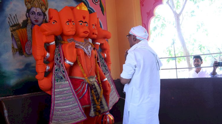 श्री पंचमुखी हनुमान उदासीन आश्रम संडावता पर मंदिर में दर्शन और  गुरुजी श्री महेशा नंद जी महाराज का आशीर्वाद लिया